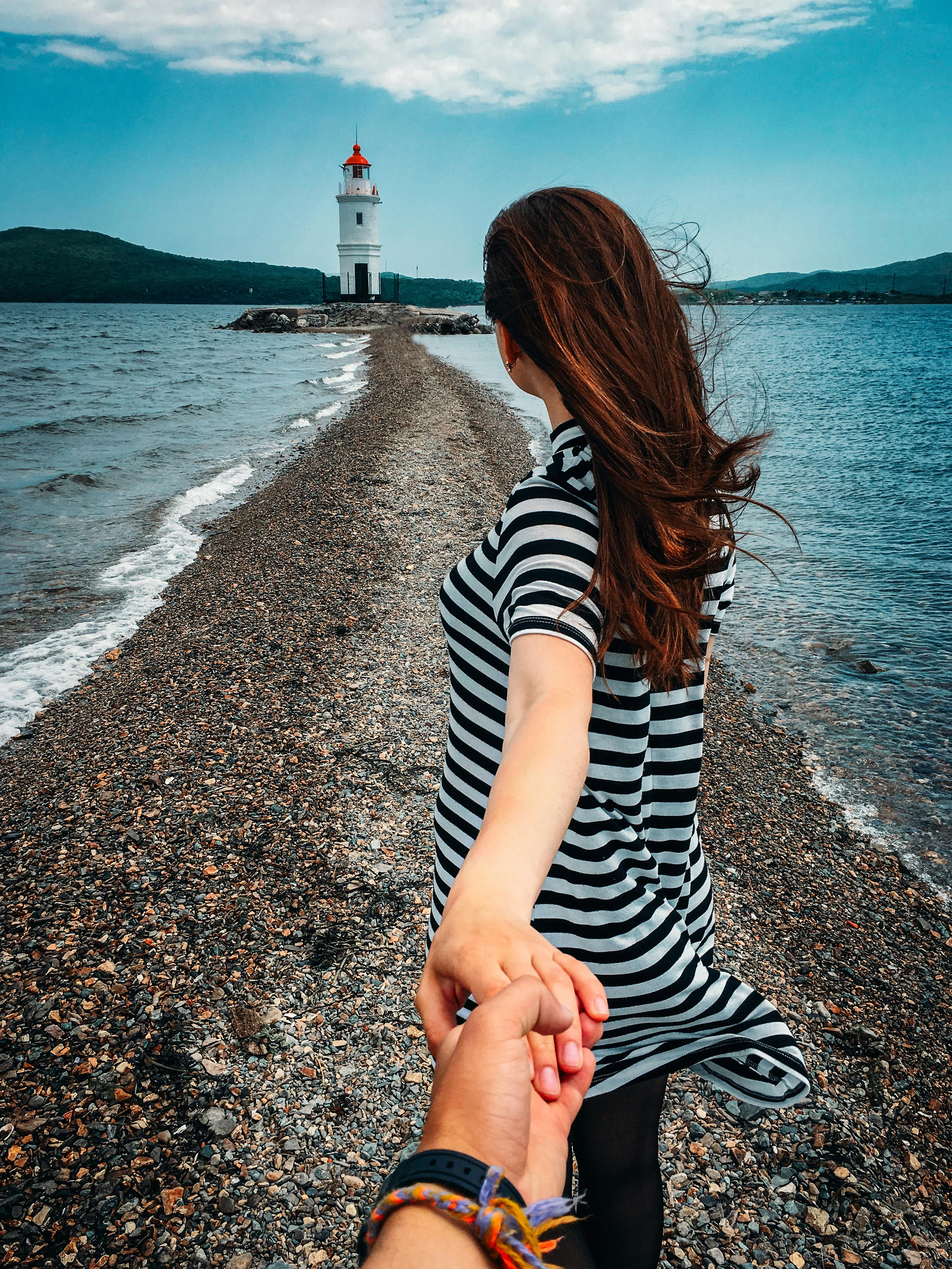 Couple holding hands | Photo: Pexels