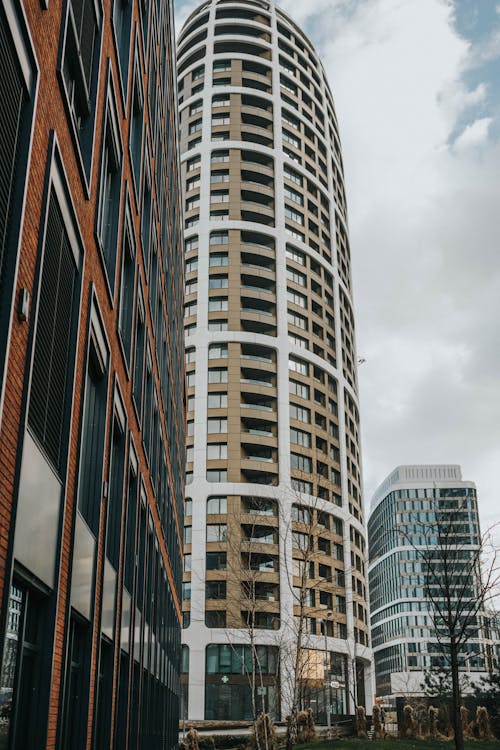 Gratis stockfoto met buitenkant van het gebouw, flat, hedendaagse architectuur