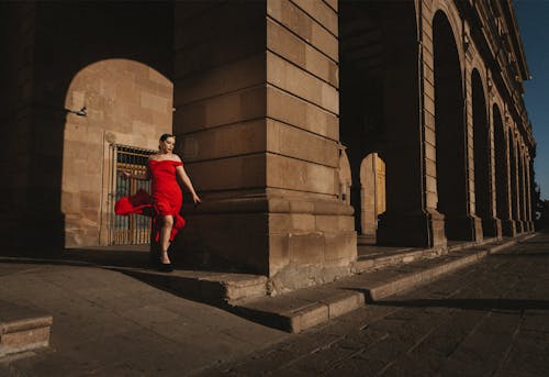 Darmowe zdjęcie z galerii z brunetka, city street, czerwona sukienka
