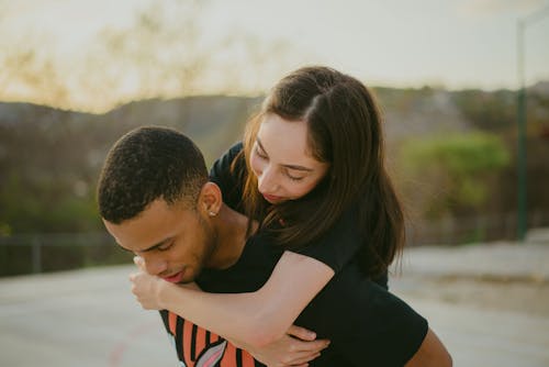 Foto profissional grátis de abraço, afeição, amor