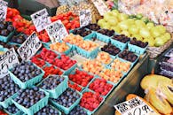 热闹的当地市场摊位上，摆满了充满活力的新鲜浆果和柑橘