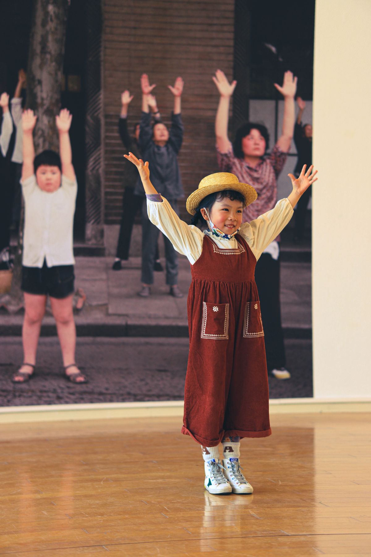 Niño con vestuario de actuación participando en una actividad escolar