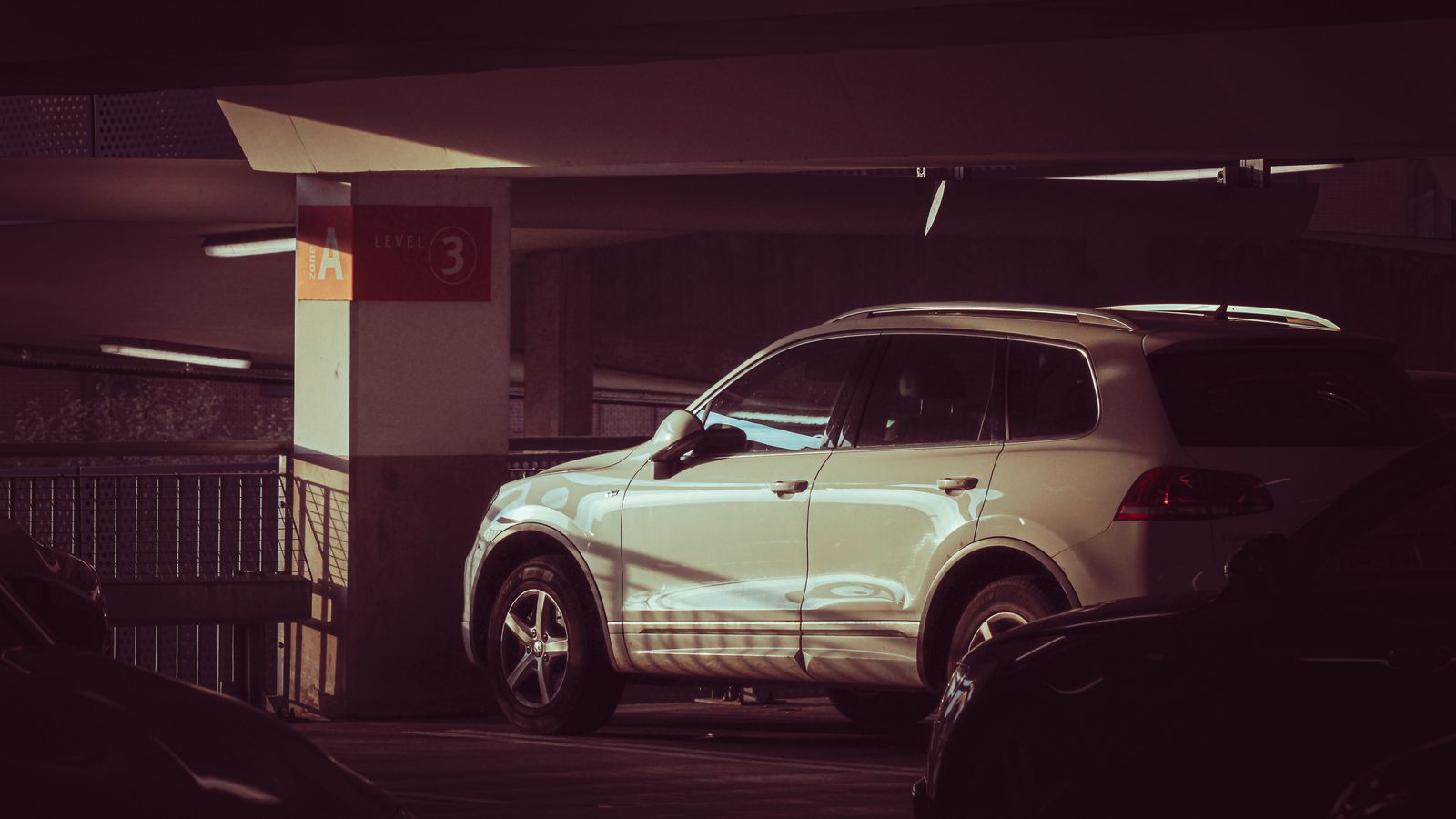 Vaga de garagem coberta com o carro estacionado