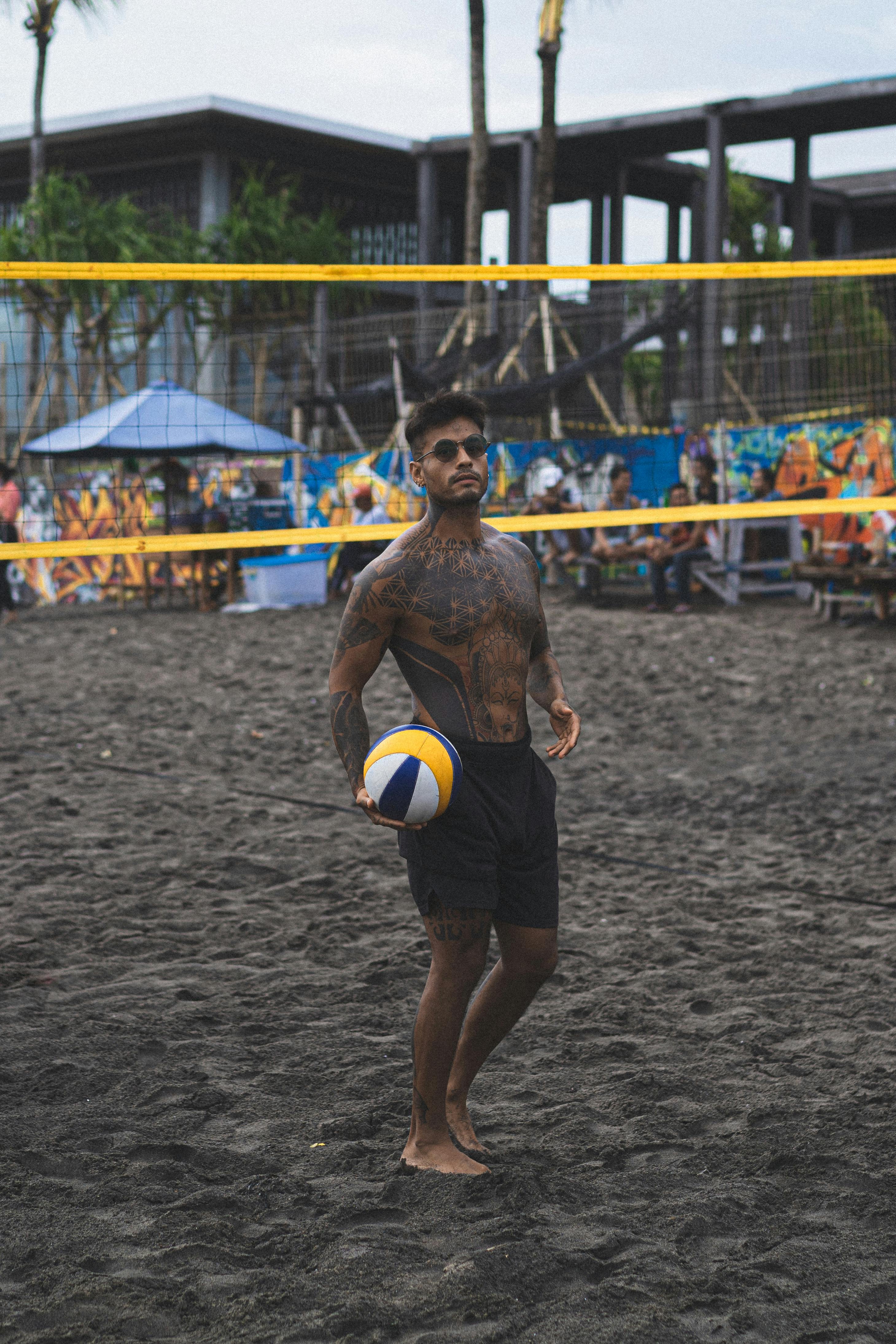 Men playing beach volley ball, Playa del … – License image – 70005127 ❘  lookphotos