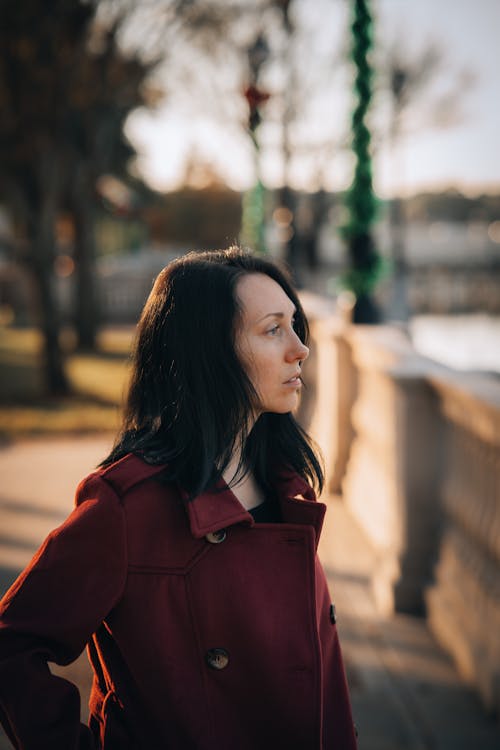 Foto profissional grátis de casaco vermelho, mulher, olhando para longe