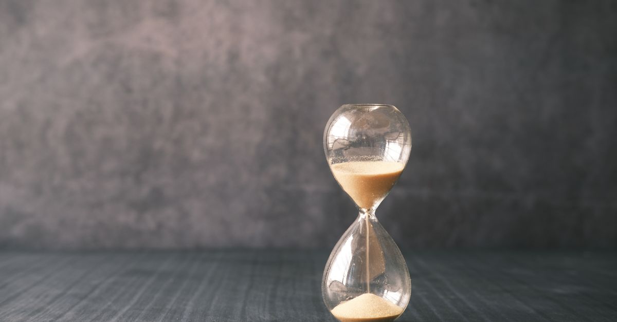 Reloj de arena con arena cayendo, simbolizando el tiempo que se agota tras recibir un lead