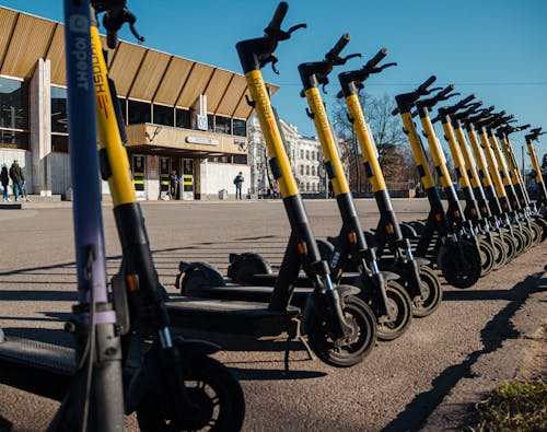 Δωρεάν στοκ φωτογραφιών με push scooter, είσοδος μετρό, ζωή στην πόλη