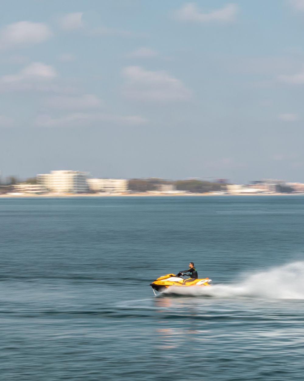 Mota de água a navegar no mar