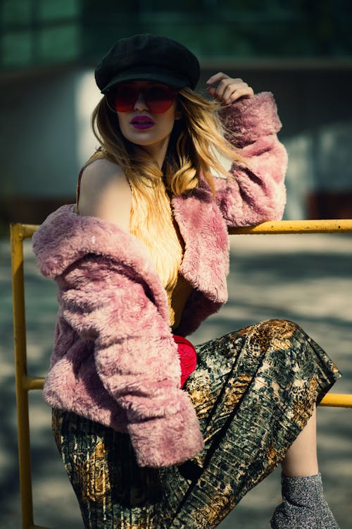 女人穿著粉紅色羊皮大衣的淺焦點攝影