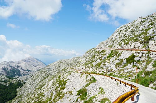 Foto Da Estrada De Montanha Pavimentada Estreita Com Barreira.