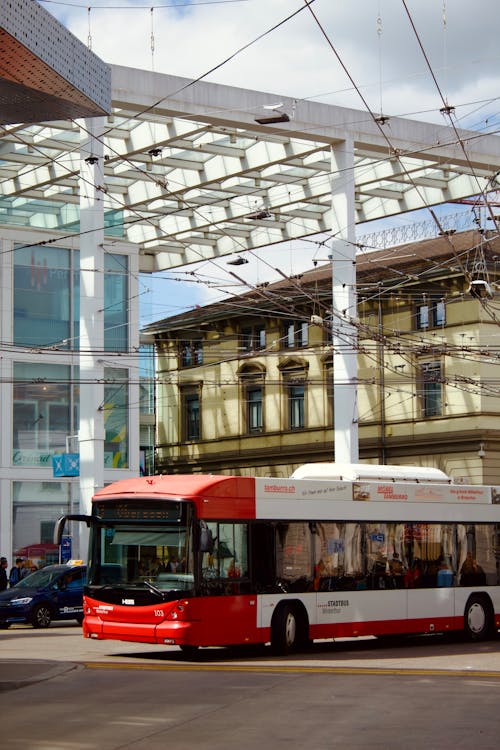 Ilmainen kuvapankkikuva tunnisteilla bussi, julkinen liikenne, katu