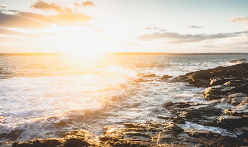 無料 ゴールデンアワーの海の写真 写真素材