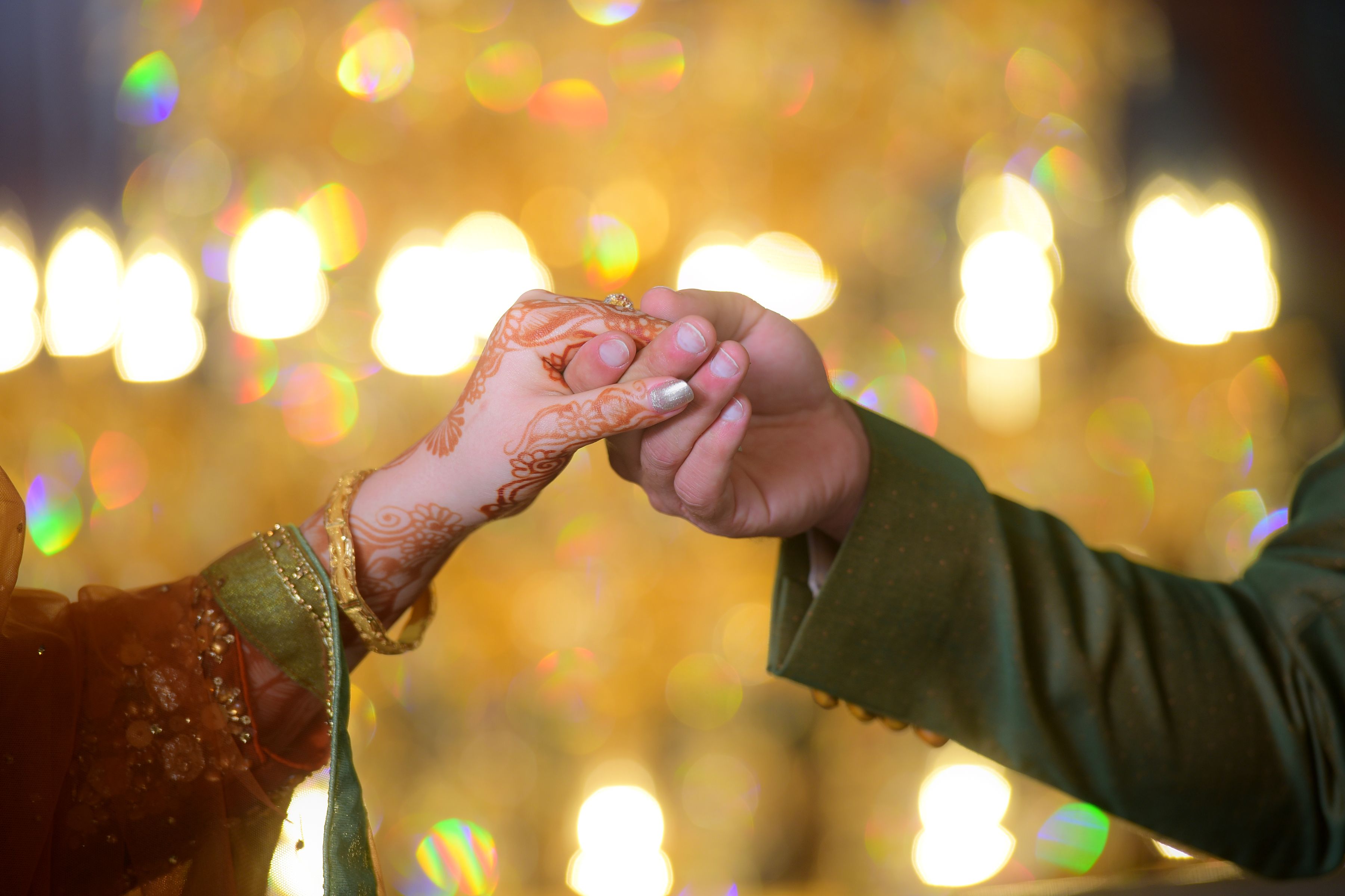 Couple's hands with henna during Ayena Musaf
