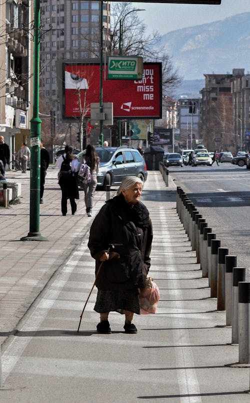 Foto profissional grátis de andando, calçada, idosa