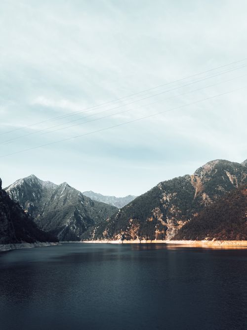 Free Picturesque mountain lake with serene waters and rugged peaks in Osmaniye, Turkey. Stock Photo