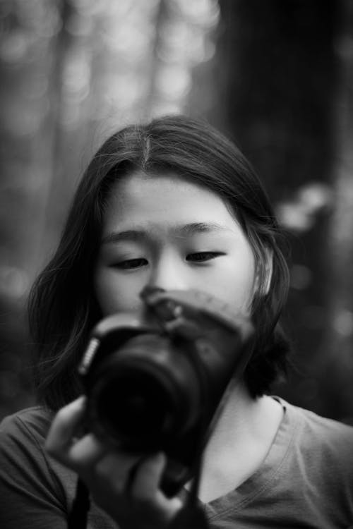 免费 亞洲女人, 單色, 垂直拍摄 的 免费素材图片 素材图片