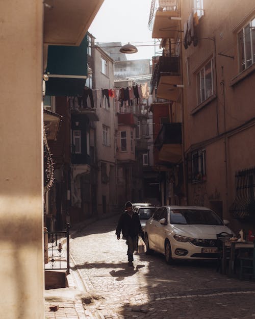 Foto profissional grátis de alameda, andando, edifícios