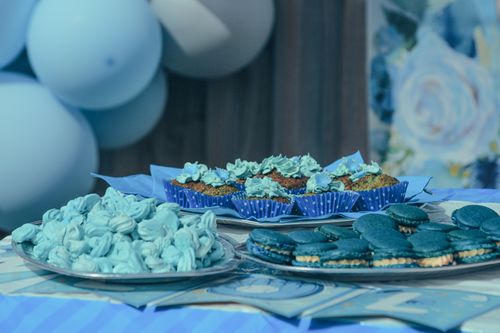 Free Blue-themed dessert table featuring cupcakes, cookies, and balloons for a special celebration. Stock Photo