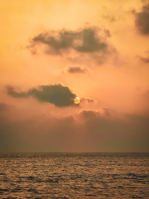Бесплатное стоковое фото с багровое небо, вертикальный выстрел, вода