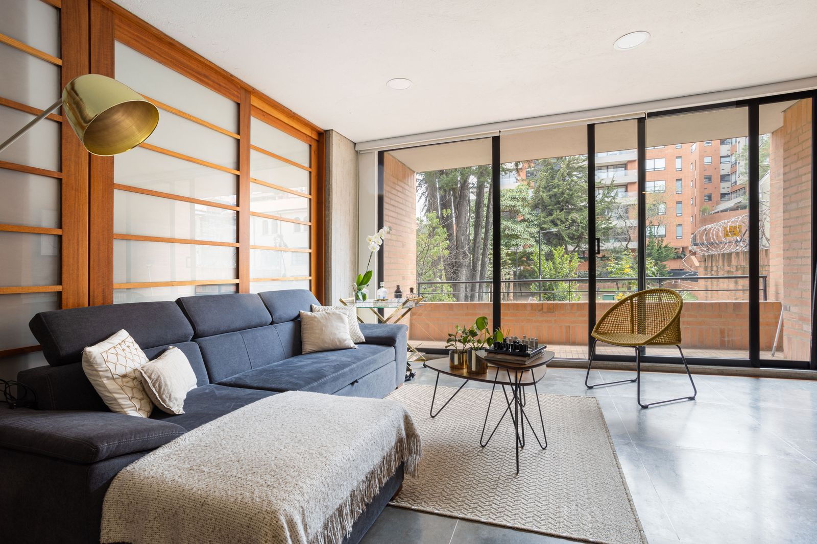 Interior de apartamento contemporáneo con muros y acabados residenciales