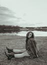 爱荷华州得梅因一名穿着皮靴的女子坐在湖边的单色肖像