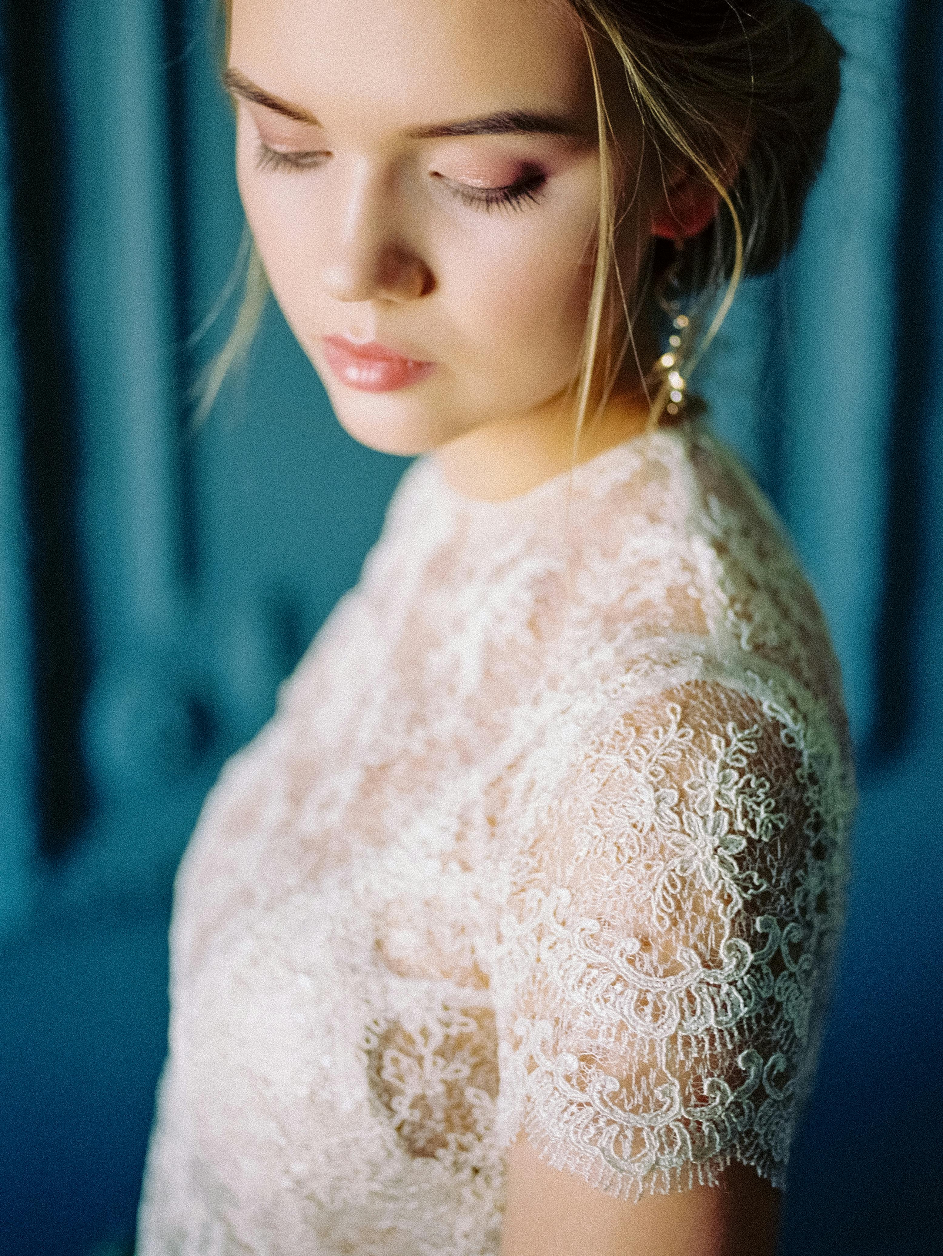 一幅宁静的肖像画，一位穿着蕾丝连衣裙的美丽女子，看起来很沉思