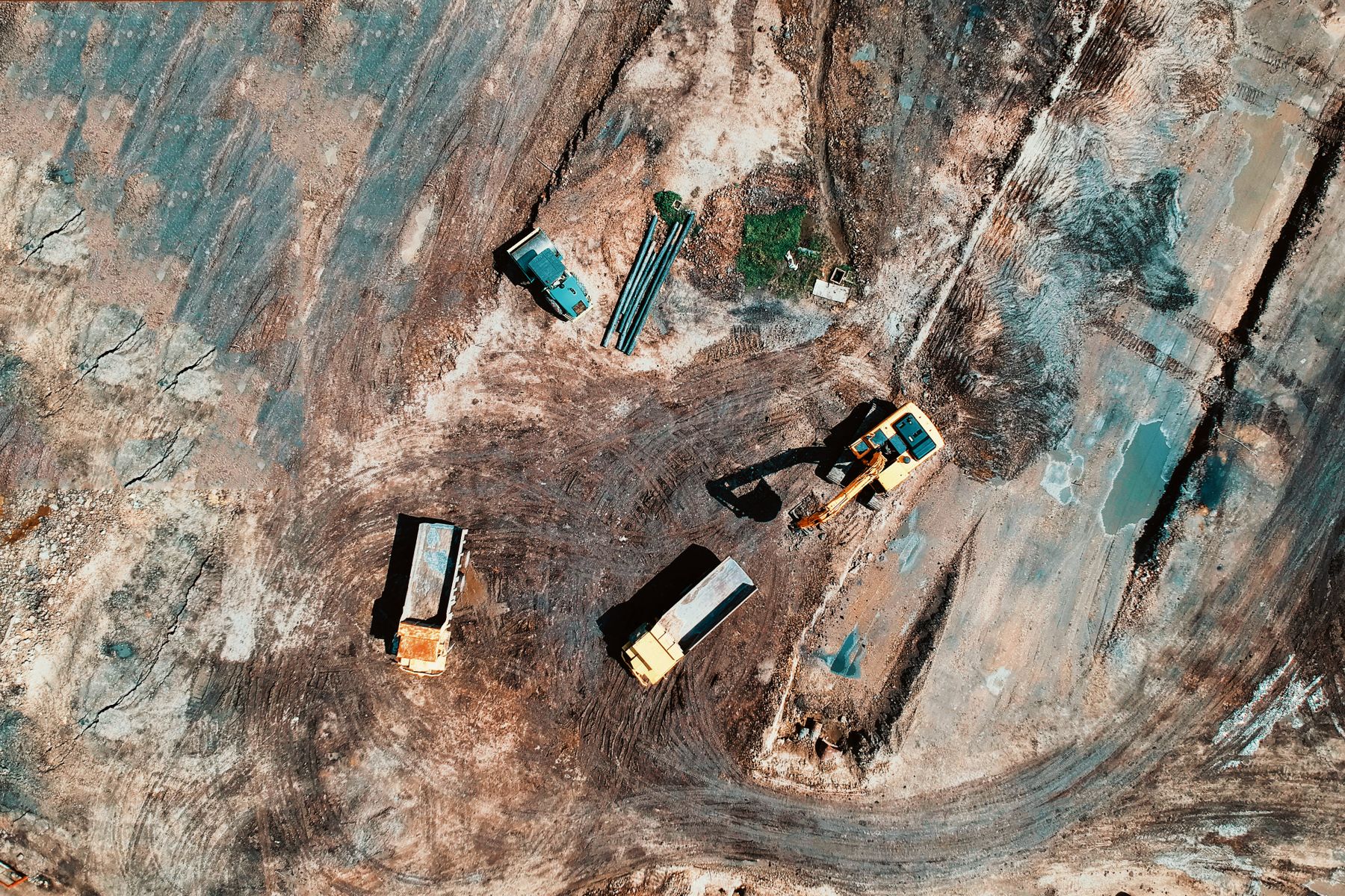 Vista aérea de un movimiento de tierras con maquinaria distribuida en varios frentes