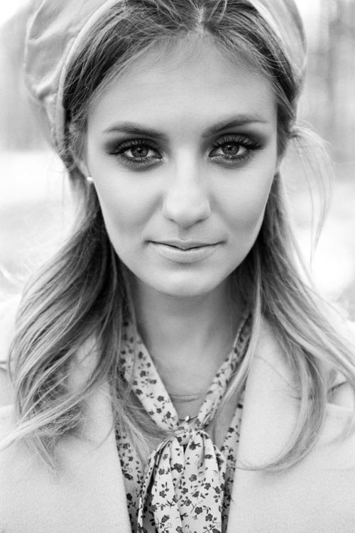 Free Black and white portrait of an elegant woman wearing a beret and coat. Stock Photo
