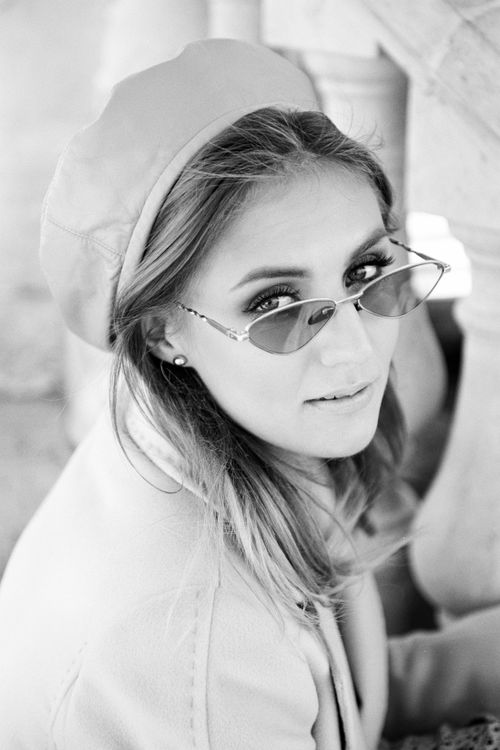 Free Elegant black and white portrait of a woman in a beret and sunglasses. Stock Photo