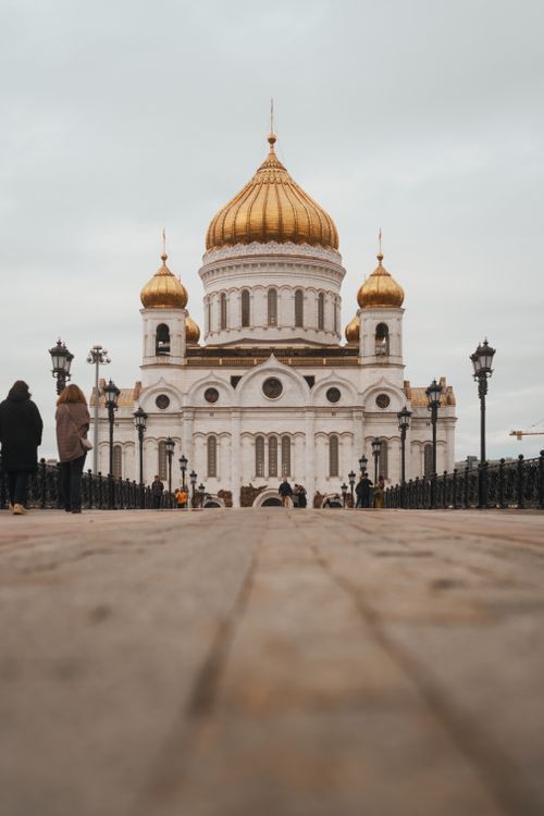 Free Vertical shot of Moscow's iconic Cathedral of Christ the Savior with golden domes. Stock Photo