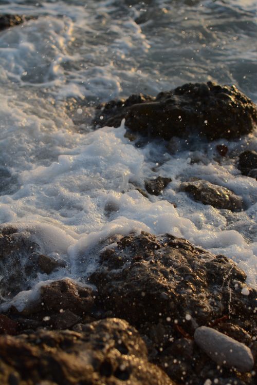 Free Captivating capture of ocean waves crashing against coastal rocks, showcasing dynamic water movement. Stock Photo