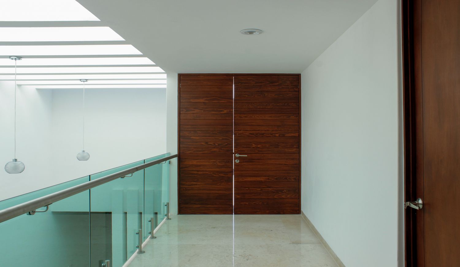 Puerta moderna fabricada en madera