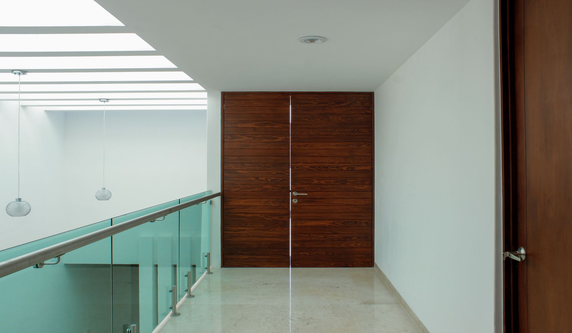 Puerta arquitectónica moderna fabricada en madera