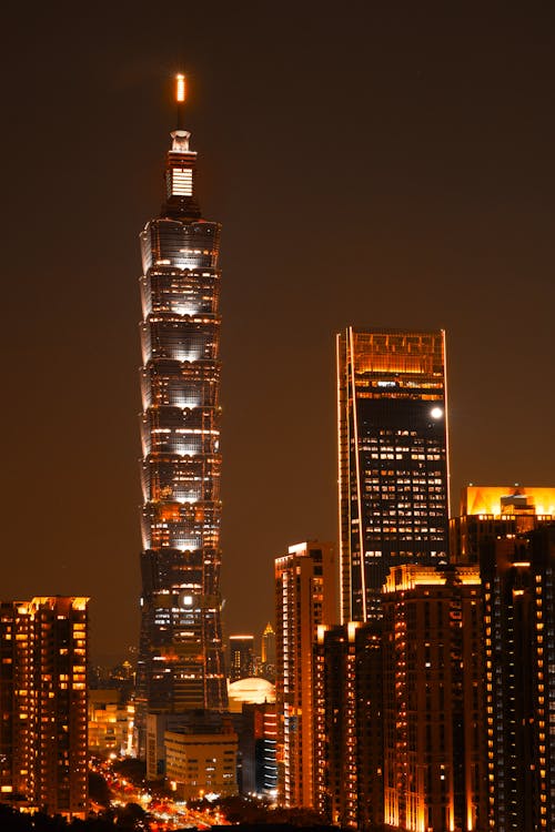 Бесплатное стоковое фото с taipei101, вертикальный выстрел, вечер