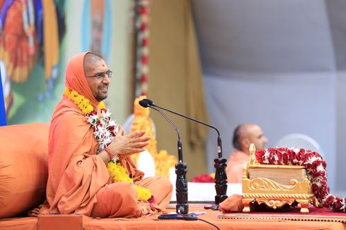 Free A monk on stage, delivering a speech with a microphone in a religious setting. Stock Photo