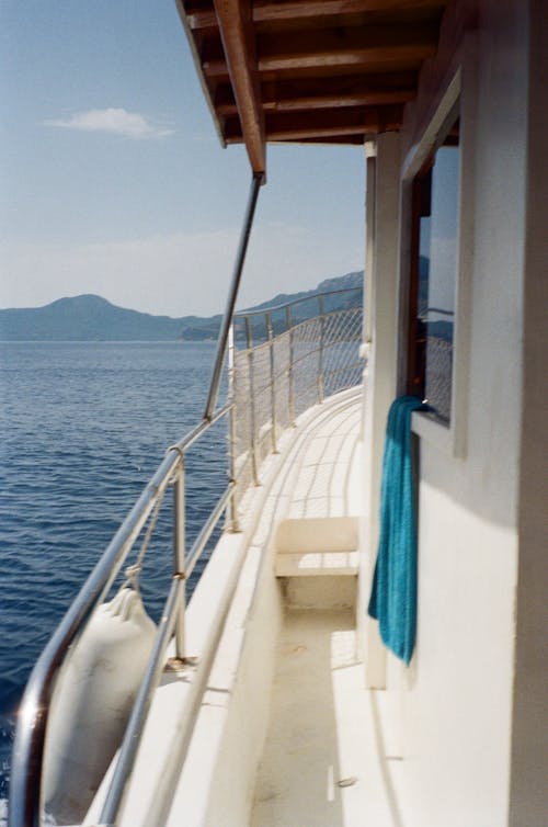 balkon, deniz, deniz seyahati içeren Ücretsiz stok fotoğraf