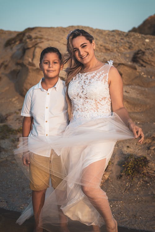 Безкоштовне стокове фото на тему «батьки, біла сукня, вертикальні постріл»