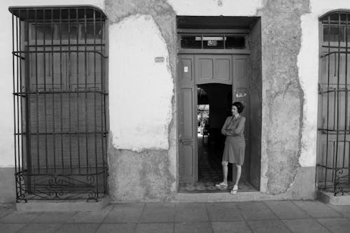 Бесплатное стоковое фото с дверной проем, дверь, женщина