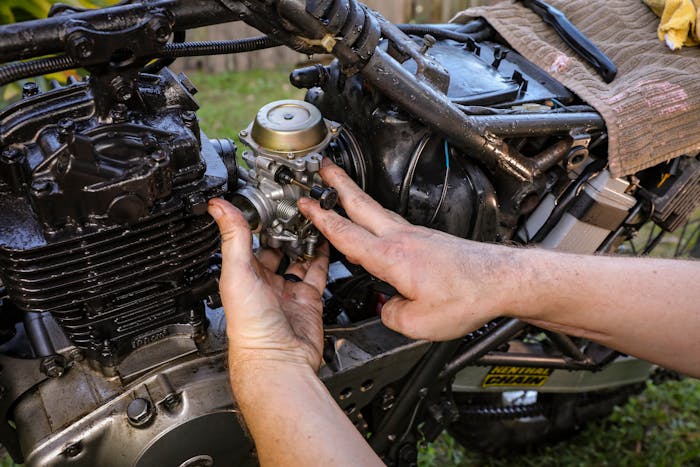 오토바이 엔진 부품을 정비하는 모습