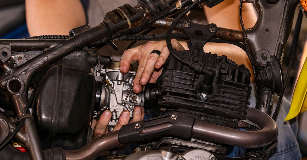 Foto de moto en Mechanic skillfully repairs motorcycle engine, showcasing hands-on expertise. · ServiMotriz Villavicencio
