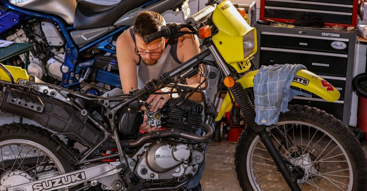 Foto de moto en A mechanic repairs a Suzuki motorcycle engine inside a well-equipped garage. · ServiMotriz Villavicencio