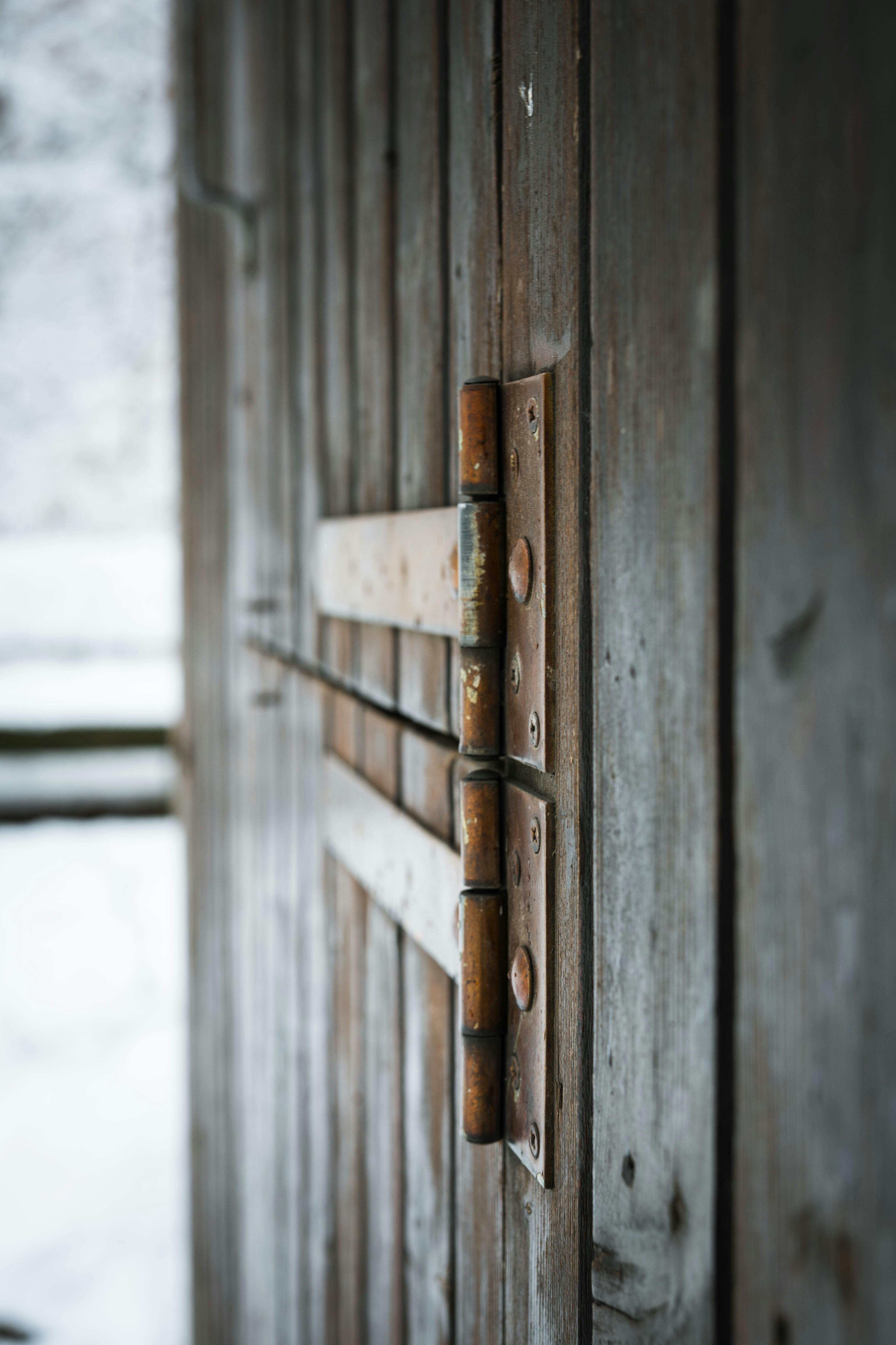 rusty door hinge