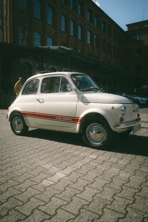 Foto profissional grátis de automobilístico, carro antigo, carro branco
