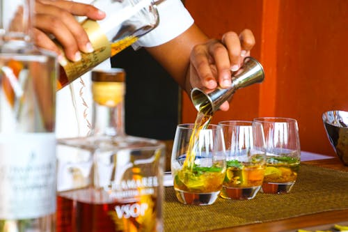 Gratis Orang Poring Cocktail Di Clear Drinking Glass Foto Stok