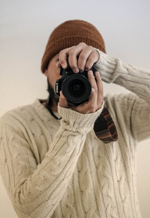 Gratis stockfoto met beanie, camera, dslr