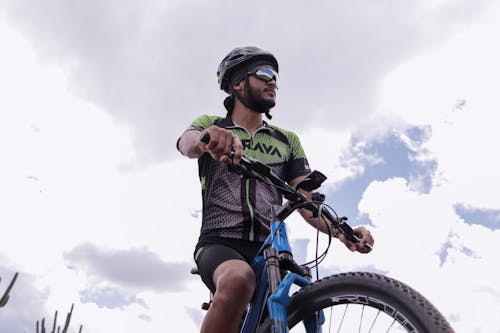 Foto profissional grátis de andar a cavalo, barba, bicicleta