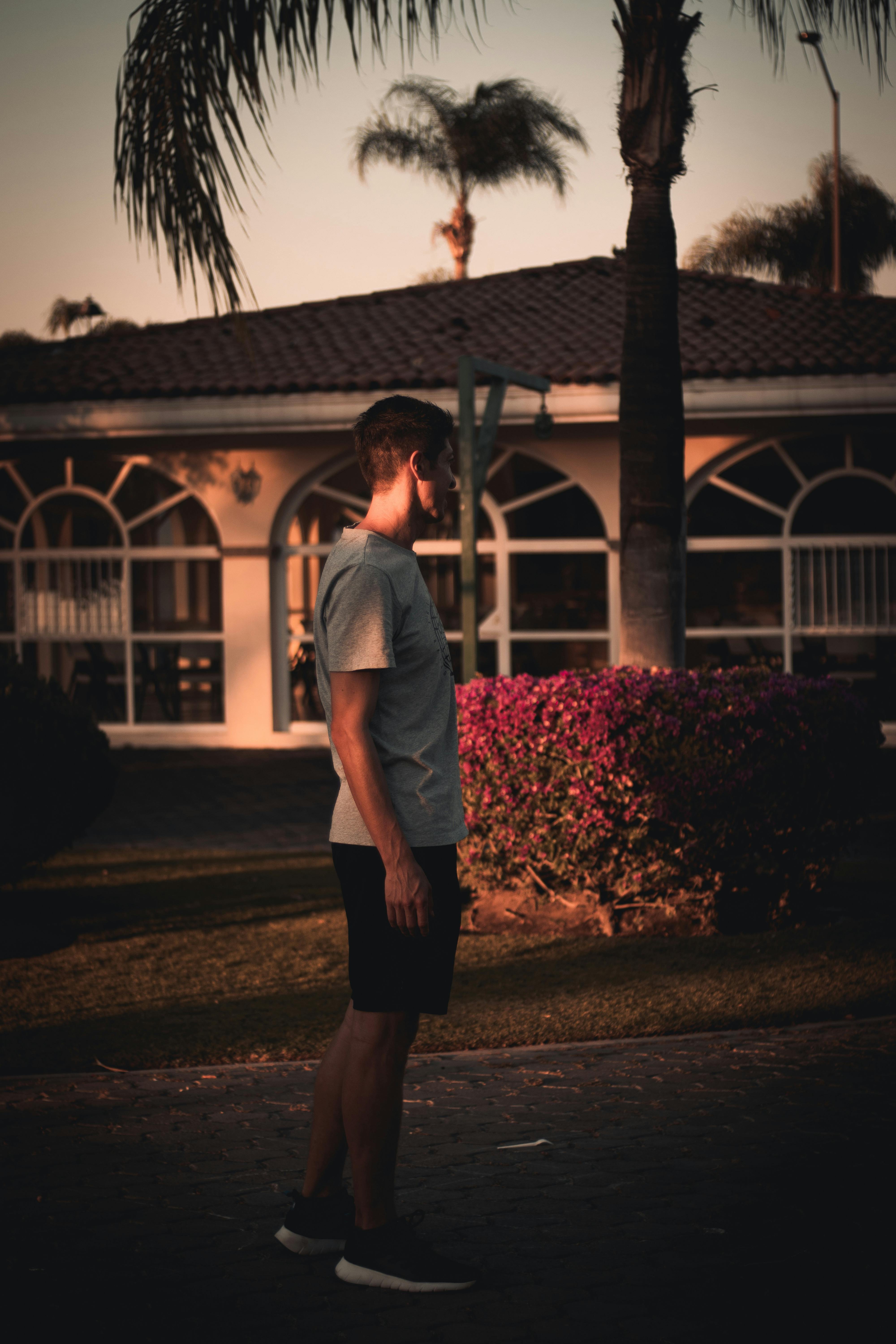 横向きの白いtシャツの男の写真 無料の写真素材