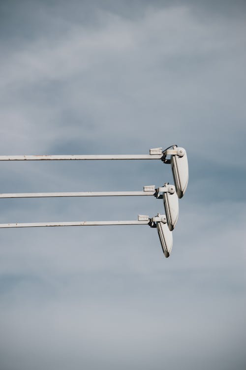 ローアングルショット, 垂直ショット, 曇り空の無料の写真素材