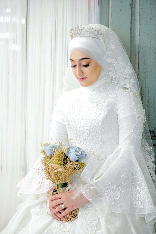 Gratis stockfoto met boeket bloemen, bruidsjurk, hijab