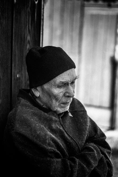 Free Monochrome Portrait of an Elderly Man Wearing a Beanie Stock Photo